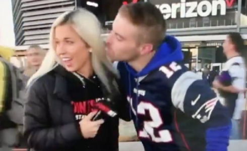 قبلة مذيعة مفاجئة