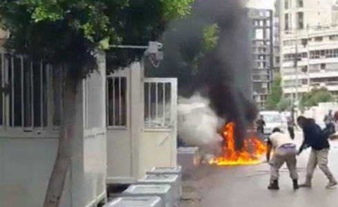 أضرم اللاجئ السوري النار في نفسه قبل أن يتم إنقاذه ونقله إلى المستشفى - مواقع التواصل