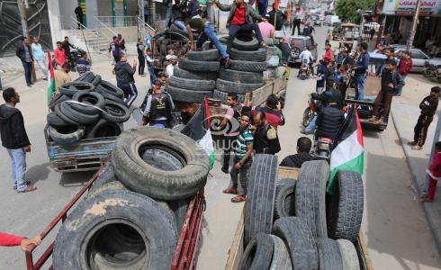 متظاهرون غزيون يجمعون الاطارات لحرقها على الحدود