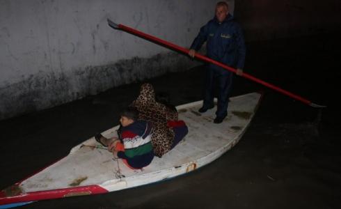 الشرطة تشارك بإخلاء منازل غمرتها المياه شمال غزة