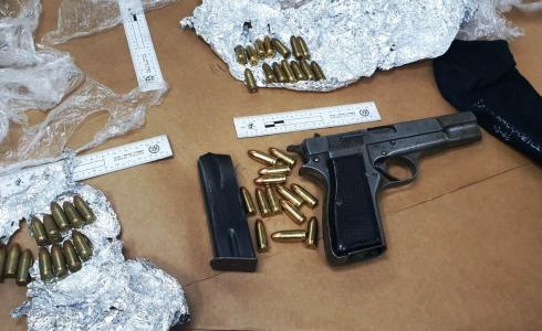 اعتقال شخص بشبهة حيازة مسدس وذخيرة من رهط