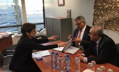 غنيم يوقع على الدعوة التي ستوجه للدول المانحة