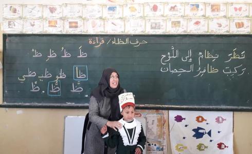 معلمتان بالوسطى تبدعان في تفعيل وتزيين السبورة