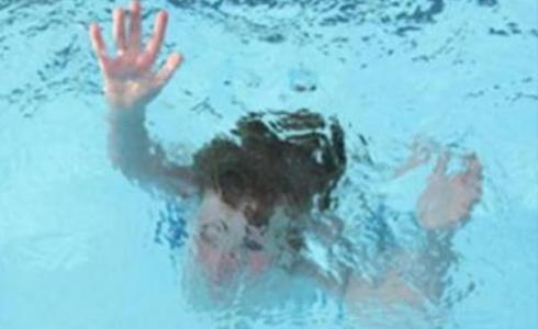 مصرع طفل غرقا في برميل مياه  - توضيحية