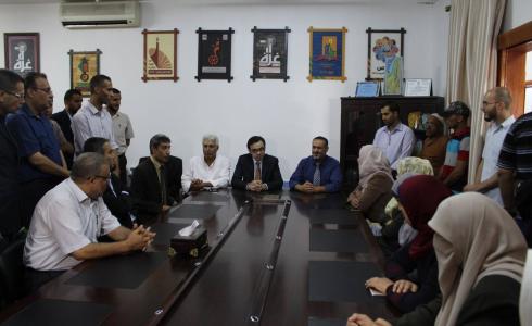 صورة أرشيفية اجتماع معالي وزير الثقافة الدكتور ايهاب بسيسو مع كادر الوزارة بغزة