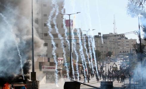 قوات الاحتلال تلقي قنابل الغاز- ارشيفية