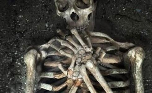 شاهد: هيكل عظمي عمره 4000 عام يثير حيرة العلماء