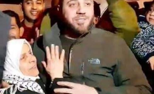 الاحتلال يُفرج عن أسير من نابلس واحتفاء لدى استقباله