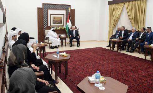 الرئيس الفلسطيني محمود عباس، خلال استقباله وفدا قطريا في رام الله مساء اليوم