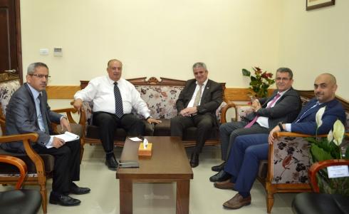 أبو مويس يبحث مع البنك الإسلامي تعزيز التعاون المشترك