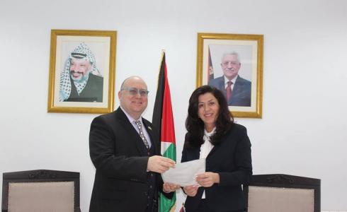  وزيرة الاقتصاد الوطني عبير عودة، وممثل جمهورية مالطا لدى فلسطين روبن غاوتشي