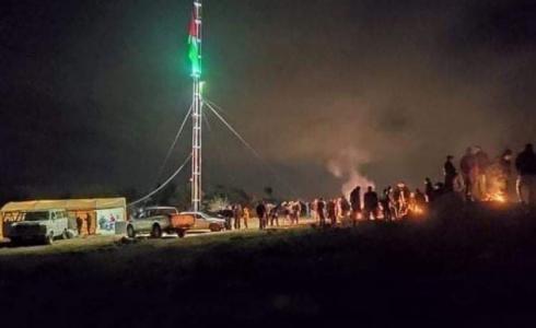 مئات المواطنين يعتصمون فوق جبل العرمة