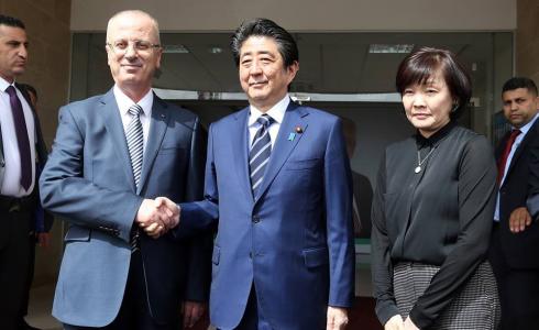 رئيس الوزراء  الفلسطيني رامي الحمد الله ونظيره الياباني شينزوا آبي