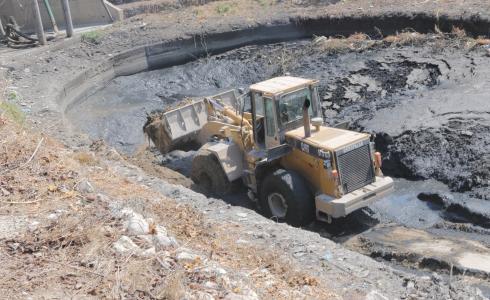 أعمال تنظيف بركة تجميع مياه الشيخ رضوان 