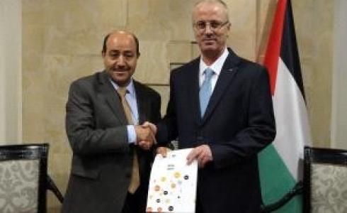 الحمد الله يتسلم التقرير السنوي لديوان الموظفين العام (2016-2017)