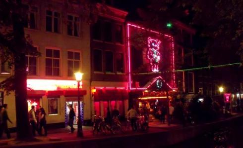  بنات الهوى يورطن نجوم منتخب آسيوي