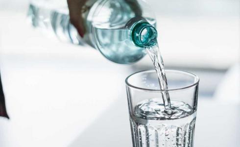 شرب 1.5 لتر من الماء يجنب النساء التهابات المثانة