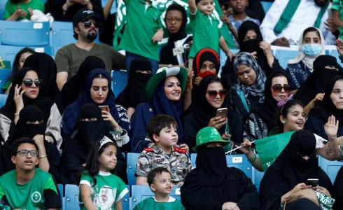 سعوديات يحضرن مباراة كرة قدم داخل الملعب