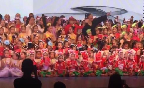 لحظة انهيار مسرح في الصين 