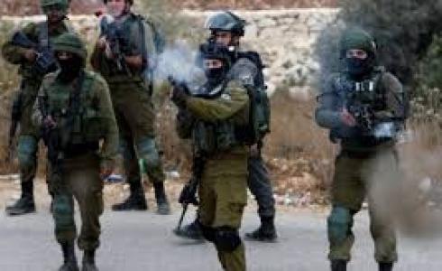 جنود الاحتلال يطلقون الرصاص وقنابل الغاز- أرشيفية