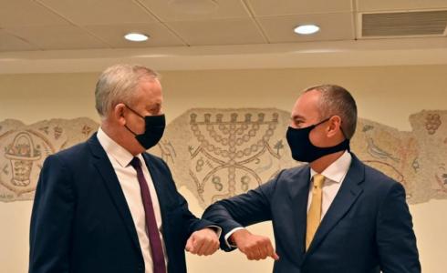 ملادينوف وغانتس خلال لقائهما اليوم الإثنين