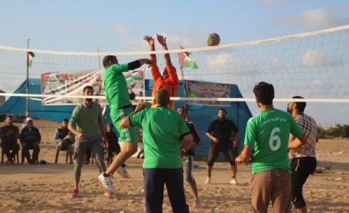 لعب كرة طائرة في مخيمات العودة