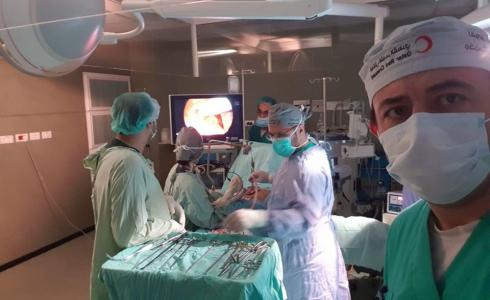  الطاقم الطبي يجري 3 عمليات جراحية كبرى بالشراكة مع وفد طبي من الداخل