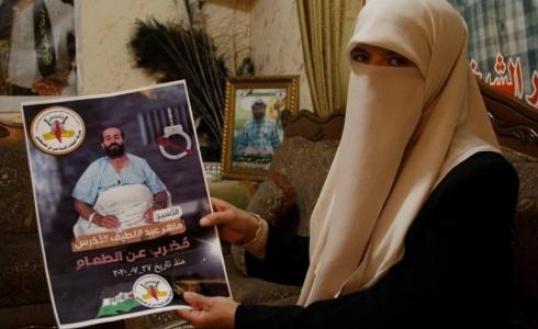 زوجة الأسير الأخرس تقرر الإضراب عن الطعام دعمًا لزوجها