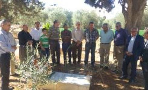 قراقع يضع اكليلا من الزهور على ضريح الشهيد أبو السكر