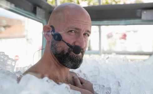 نمساوي يدخل موسوعة غينيس بفترة الوقوففي صندوق ثلج