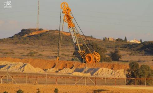 أعمال الحفر الإسرائيلية لبناء الجدار التحت أرضي حول حدود قطاع غزة