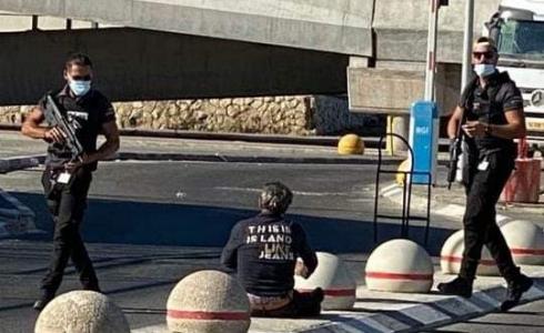 إصابة مواطن جراء إطلاق الاحتلال النار عليه عند حاجز قلنديا