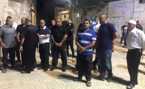 الأهالي باللد يحتجون على محاولات إسكات الأذان