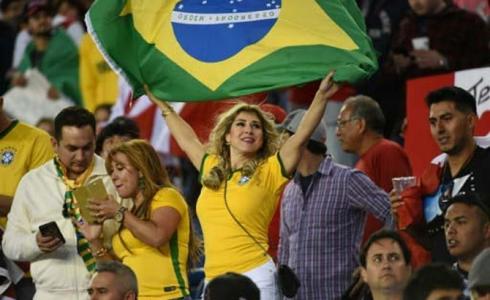 مشجعة برازيلية في مونديال روسيا 2018