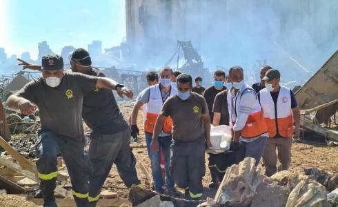 طواقم طبية تنقل ضحايا انفجار بيروت
