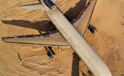 طائرة مهجورة في صحراء أبو ظبي