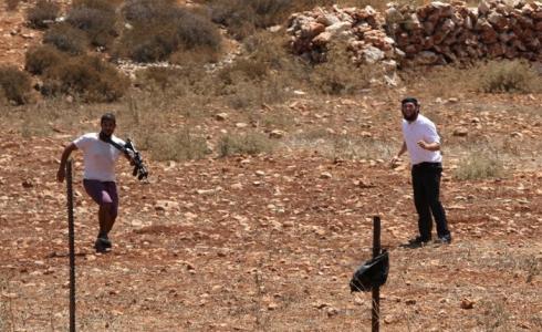 مستوطنون يواصلون تسييج أراض في الفارسية بالأغوار الشمالية 