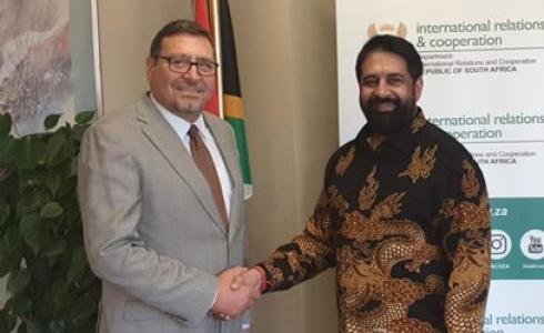 السفير الفلسطيني لدى جمهورية افريقيا برفقة مسؤول افريقي