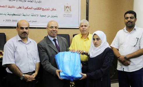 غزة: التعليم توزع كتباً مكبرة للطلبة "ضعاف البصر"