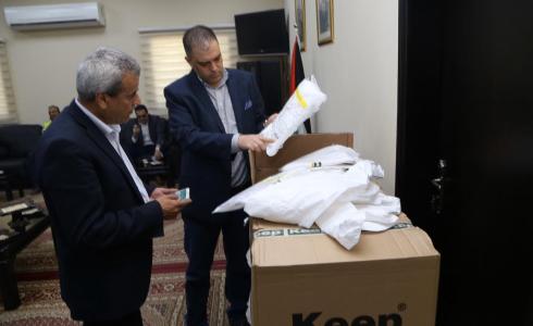 تقدم 400 لباس للوقاية من فيروس كورونا