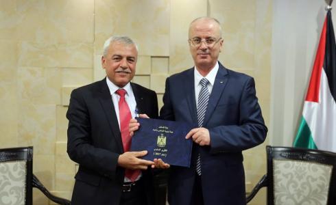 الحمد لله يتسلم التقرير السنوي  لهيئة تسوية الأراضي والمياه