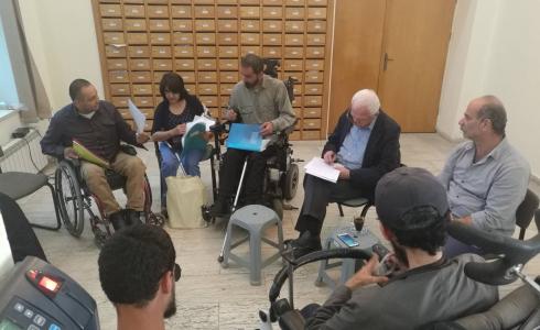 التشريعي ينظم جلسة حوار بين عزام الأحمد وعدد من ذوي الاحتياجات المعتصمين 