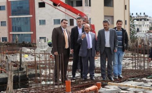 الوزير  مفيد الحساينة خلال تفقد مشروع مستشفى الولادة