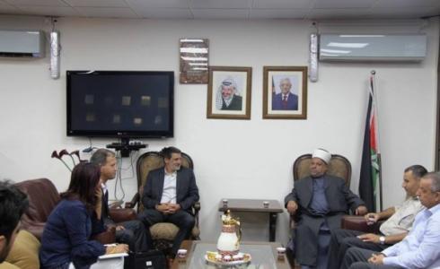 الأوقاف والصليب الأحمر يبحثان سبل التعاون المشترك