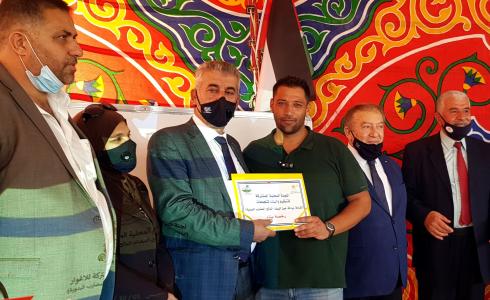 وزير الحكم المحلي يسلم رخص البناء