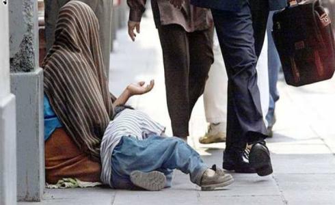 استغلا طفلتهما الرضيعة: الحكم على متسولة وزوجها بالحبس الفعلي ثلاثة أشهر