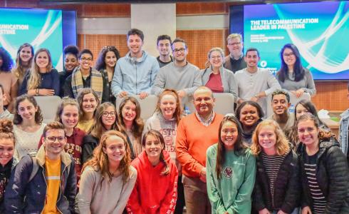 مجموعة الاتصالات الفلسطينية تستقبل وفدا من طلبة كلية بوسطن الامريكية