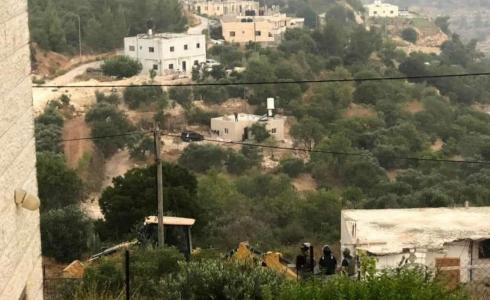 آليات الاحتلال تهدم سورا استناديا غرب بيت لحم