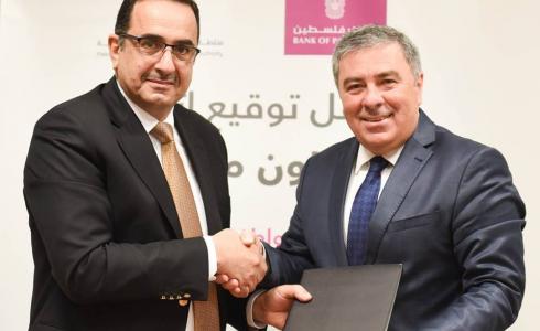 ظافر ملحم رئيس سلطة الطاقة و رشدي الغلاييني مدير عام بنك فلسطين خلال توقيع الاتفاقية