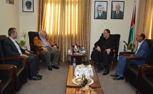 التربية تكرم الإعلامي حكم عبد الهادي